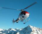 Η πτήση του ένα ελικόπτερο διάσωσης στις Ελβετικές Άλπεις